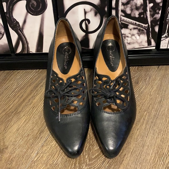 Earthies Mezzi Black Leather Heels - Picture 2 of 7